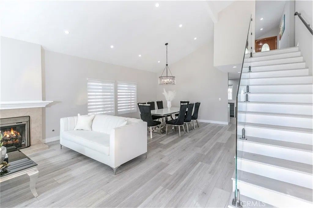 Photo of 10670 Deering Ave, Chatsworth, CA 91311 (MLS # SR26043552)