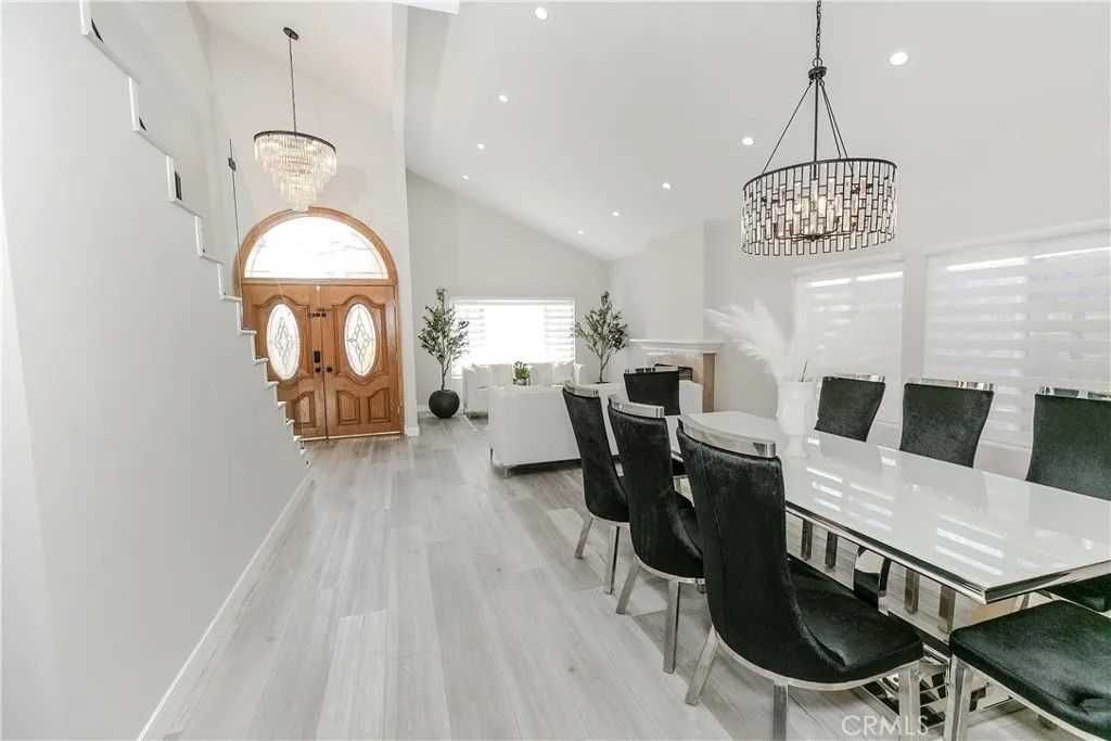 Photo of 10670 Deering Ave, Chatsworth, CA 91311 (MLS # SR26043552)