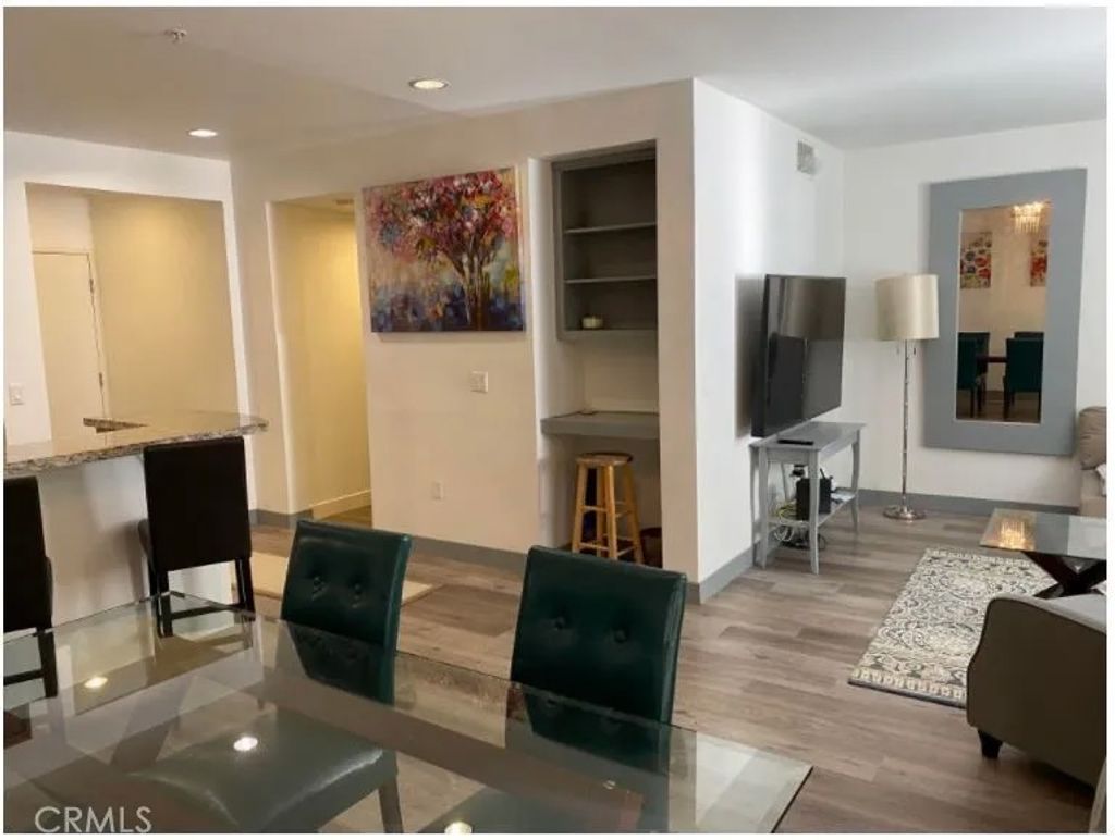 Photo of 21301 Erwin St, Woodland Hills, CA 91367 (MLS # SR26068930)