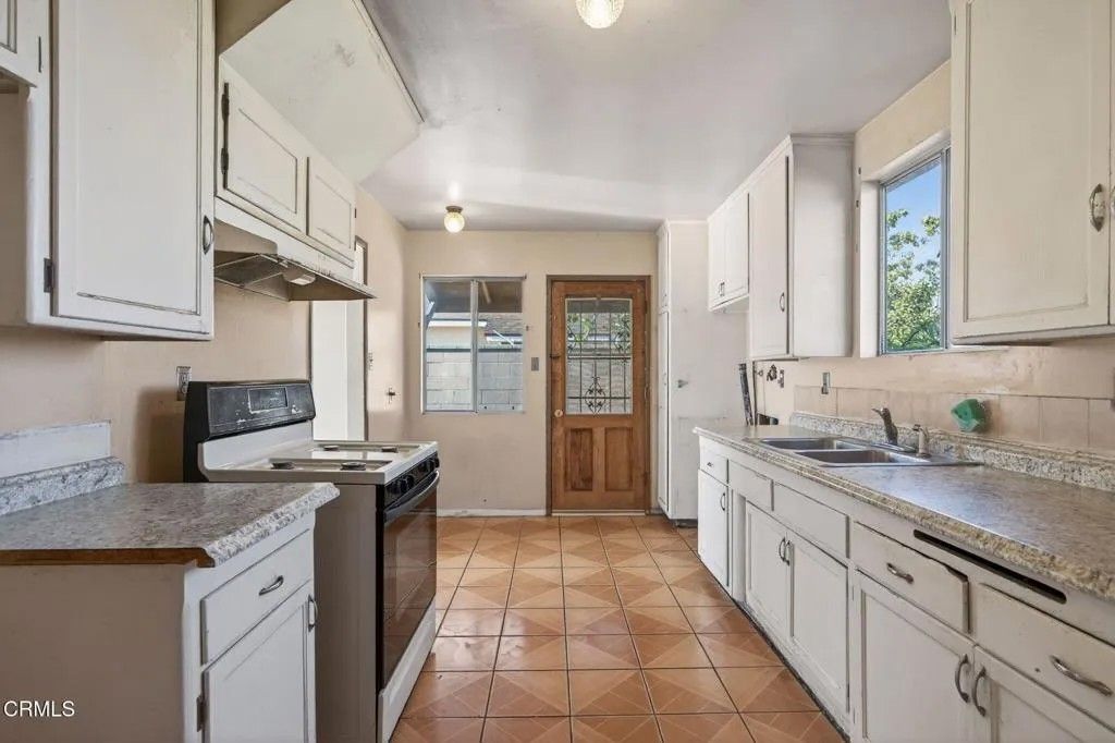 Photo of 236 E Poplar Street, Oxnard, CA 93033 (MLS # V1-33760)