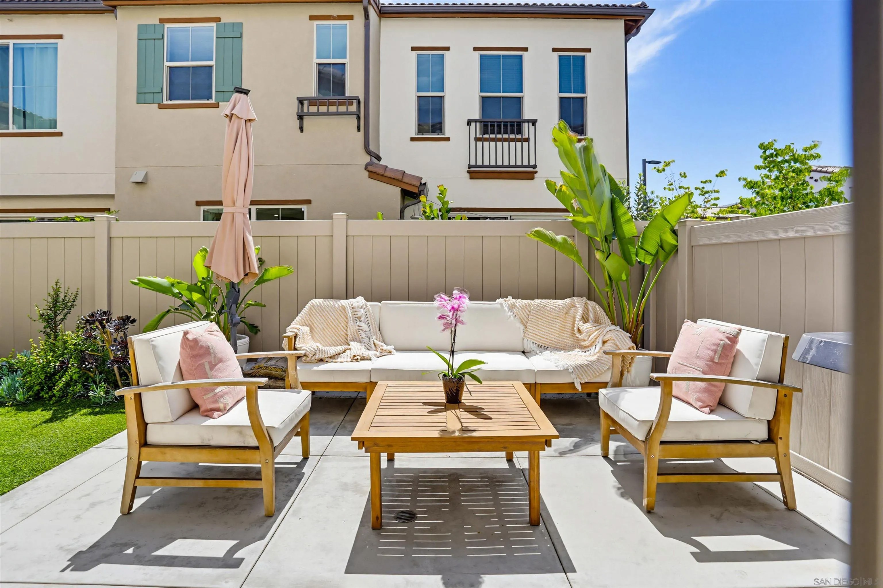 1739 Valley Oak