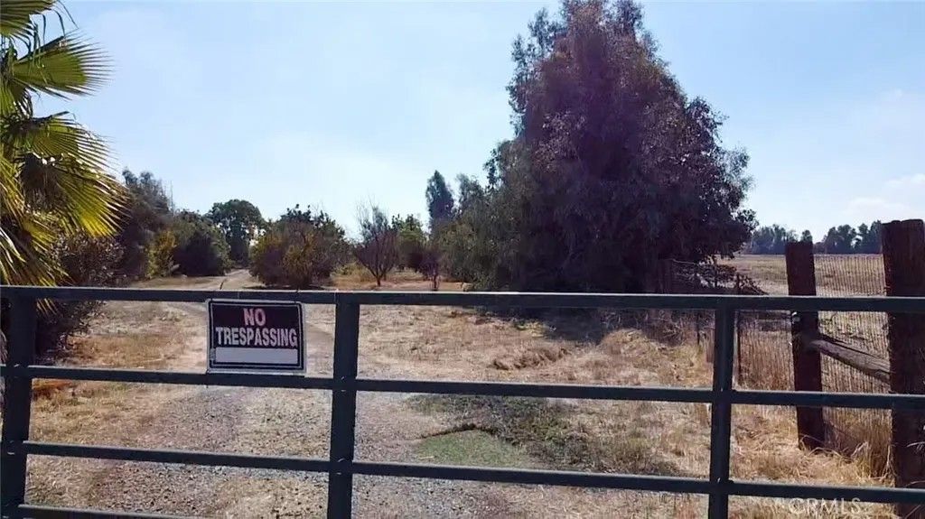 Photo of 6391 E Copper Ave, Clovis, CA 93619 (MLS # MC25242180)