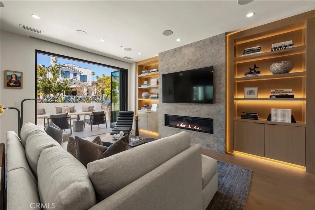412 Heliotrope Avenue