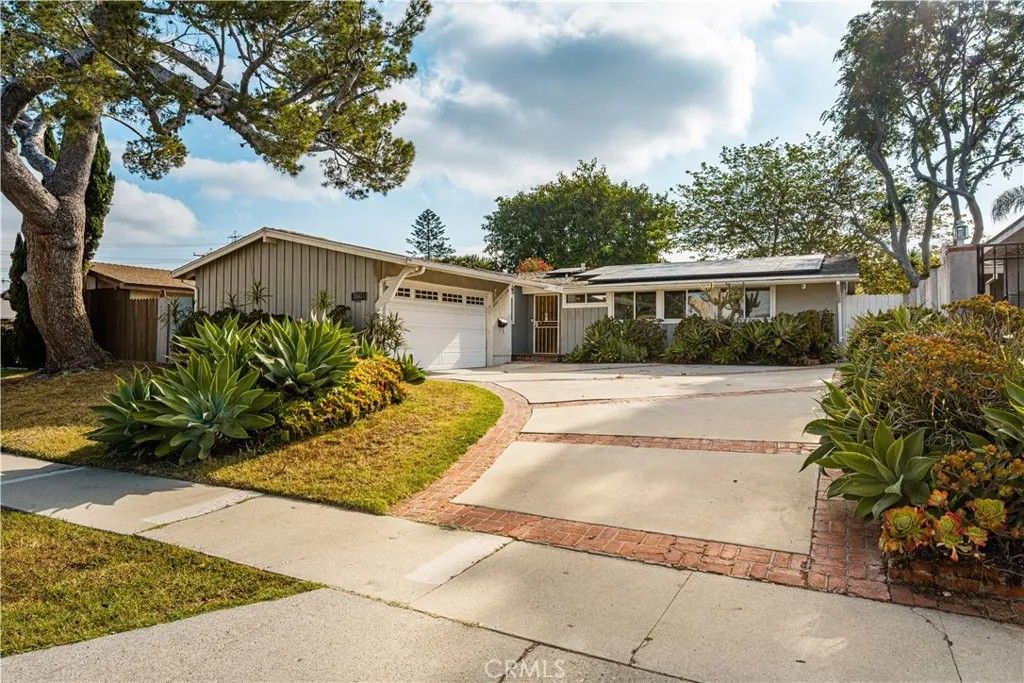 Photo of 18814 Fonthill Avenue, Torrance, CA 90504 (MLS # WS26087589)