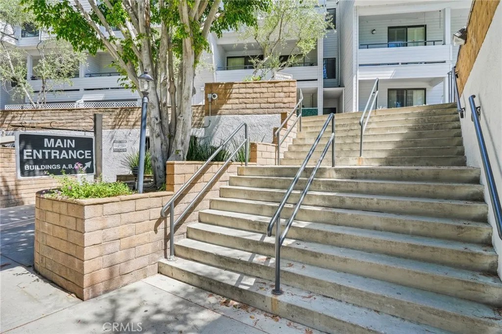 13331 Moorpark Street 216