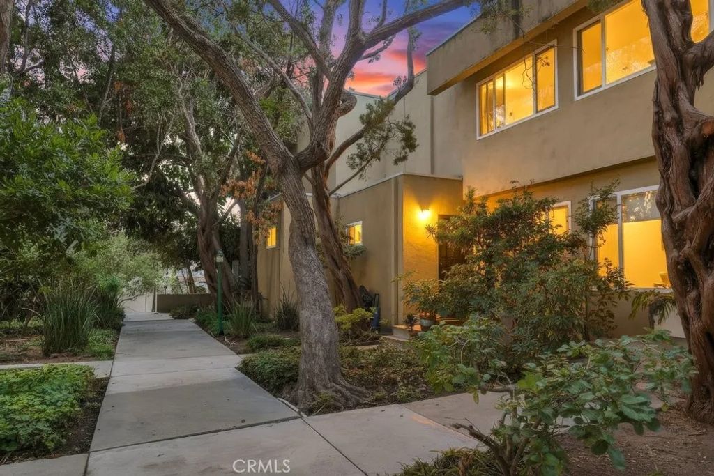 Photo of 11138 Aqua Vista #43, Studio City, CA 91602 (MLS # OC25276932)