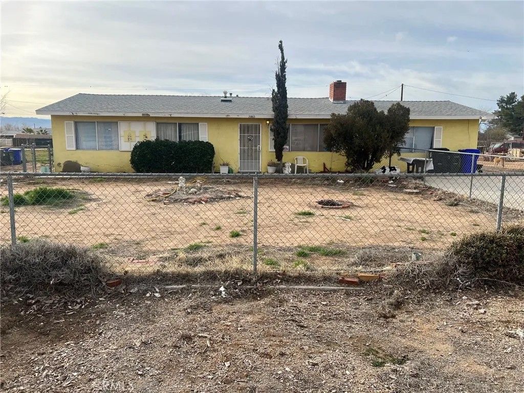 Photo of 21865 Fox Ave, Apple Valley, CA 92307 (MLS # CV26017853)