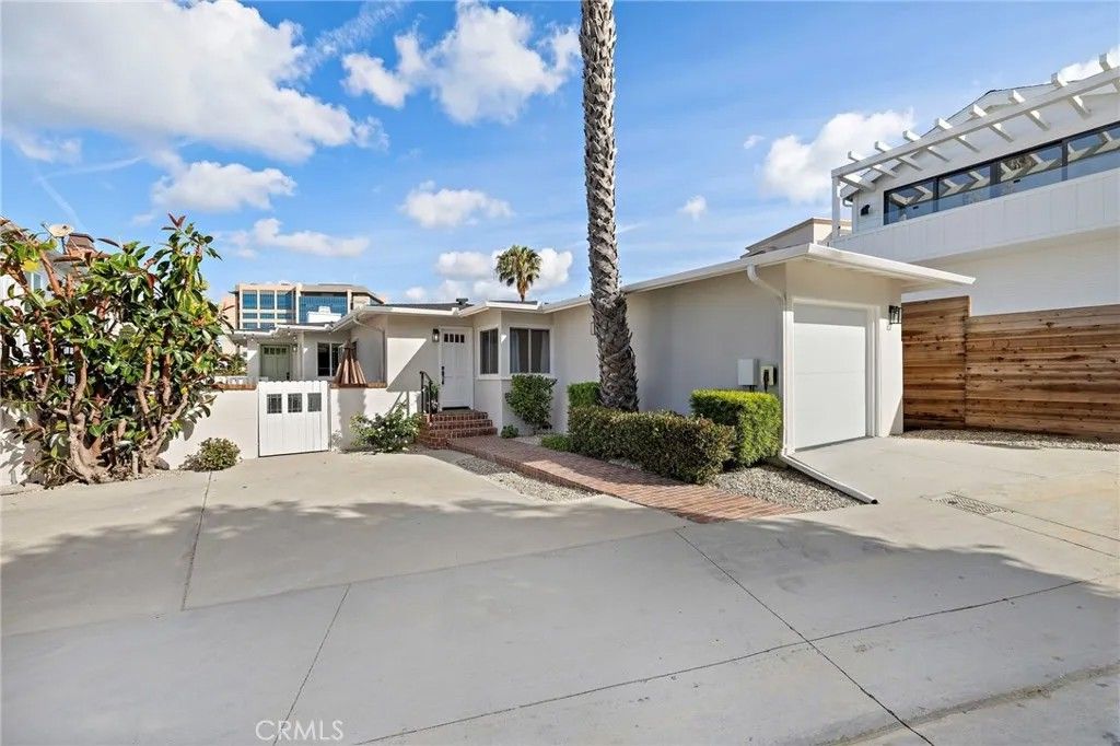 Photo of 226 La Jolla, Newport Beach, CA 92663 (MLS # OC26085983)