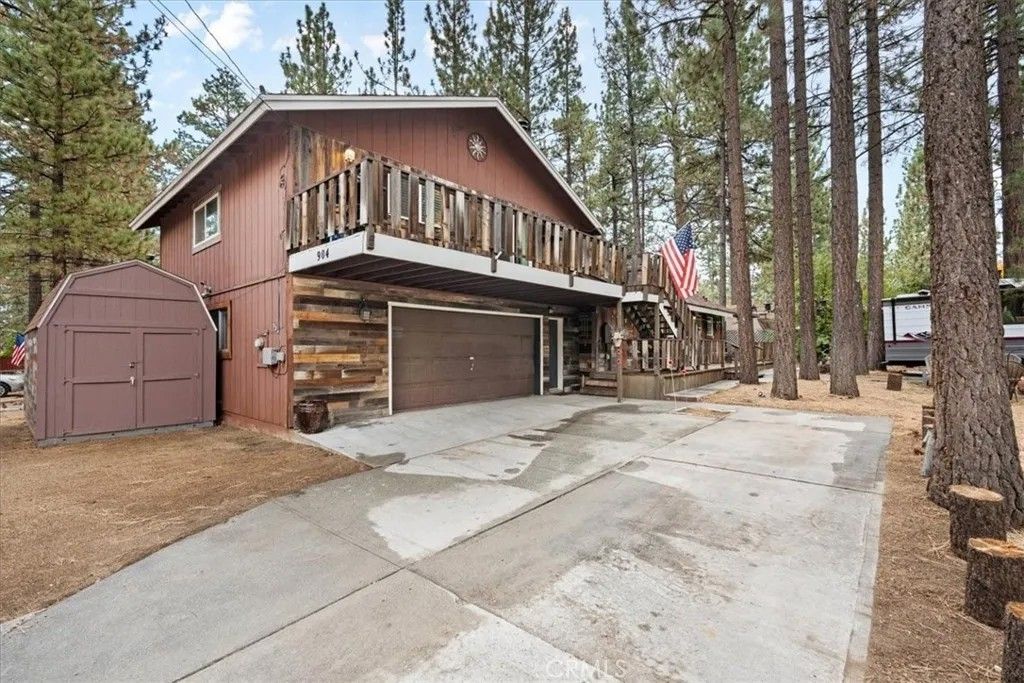 Photo of 904 E Barker Blvd, Big Bear, CA 92314 (MLS # CV25239114)