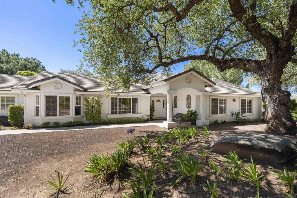 Photo of 10525 Burned Oak Lane, Escondido, CA 92026 (MLS # 260011020)