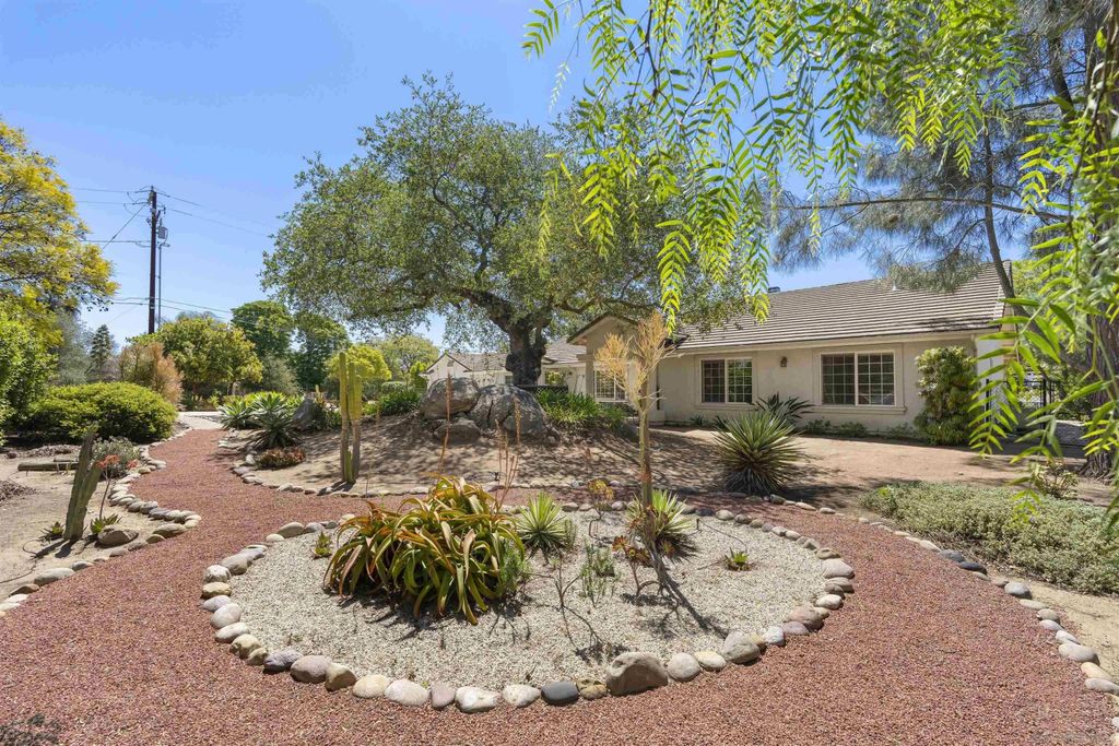 Photo of 10525 Burned Oak Lane, Escondido, CA 92026 (MLS # 260011020)
