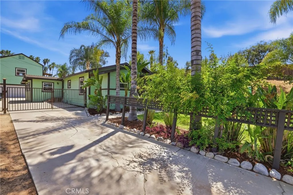 1132 E Citrus Avenue