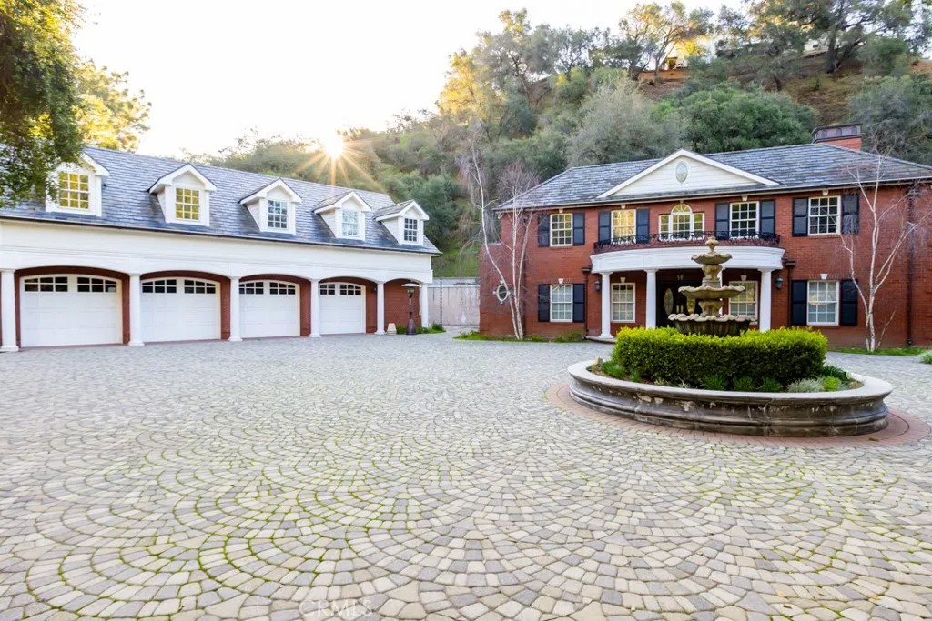 10 Woodlyn Lane