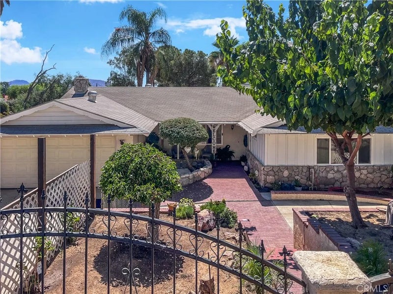 25325 Mountain Cliff