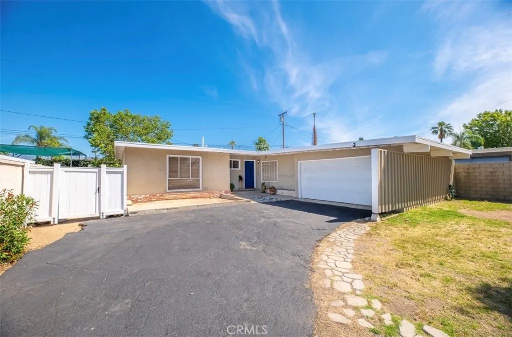541 E Greenhaven