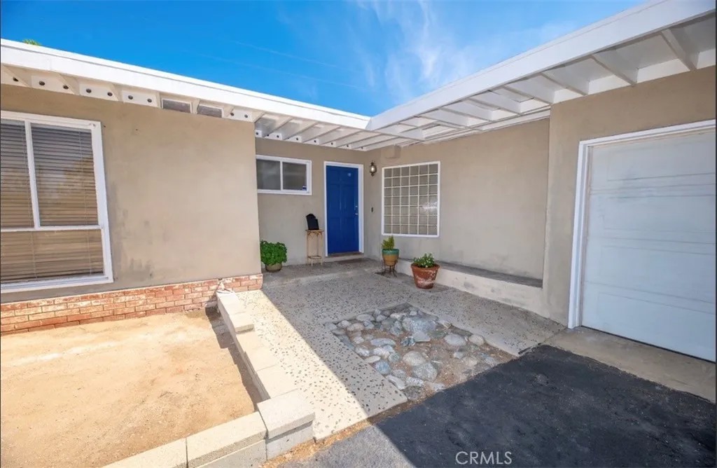 541 E Greenhaven
