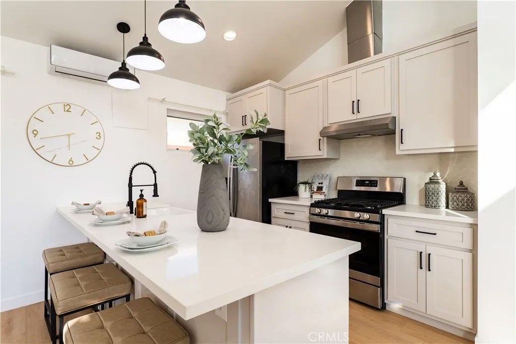 Photo of 16124 San Fernando Mission, Granada Hills, CA 91344 (MLS # SR26083402)