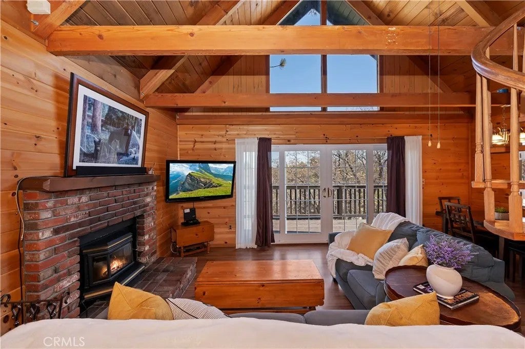 697 Villa Grove