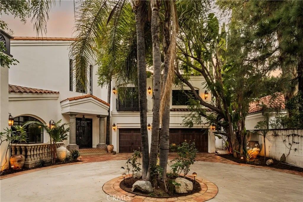 Photo of 4909 Woodley Avenue, Encino, CA 91436 (MLS # SR25258574)