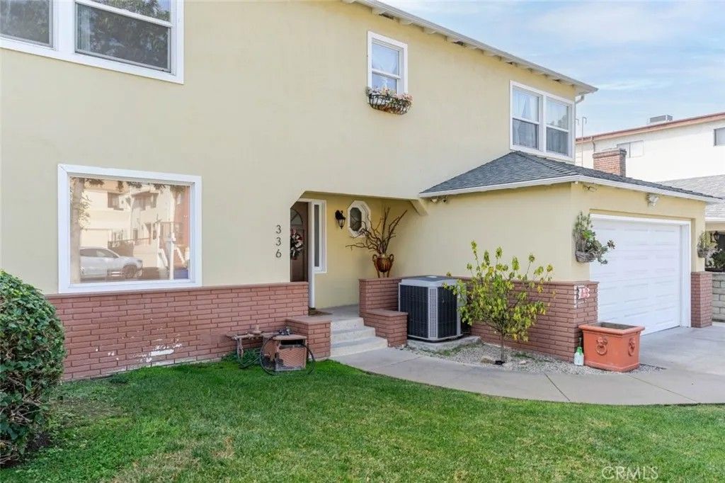 Photo of 336 W Lexington Drive #A, Glendale, CA 91203 (MLS # GD25277521)