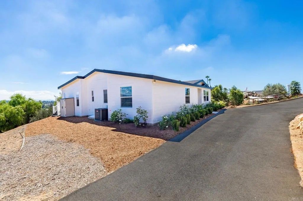 Photo of 812 Quail Hill, Fallbrook, CA 92028 (MLS # NDP2511653)