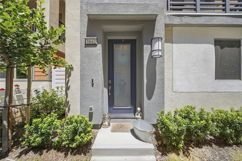 1642 W Saratoga Lane