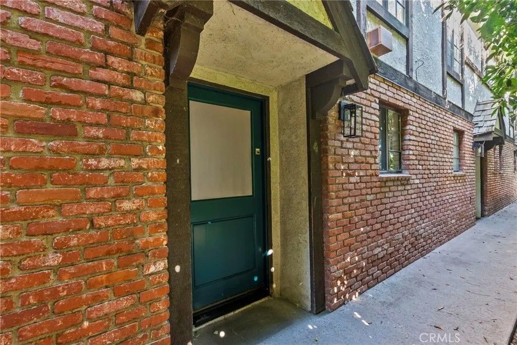 Photo of 1807 10th St #4, Santa Monica, CA 90404 (MLS # SR26012540)