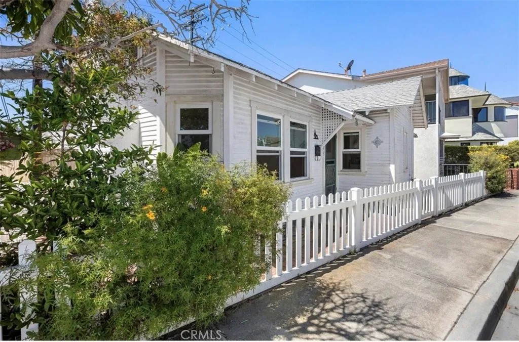 805 W Bay