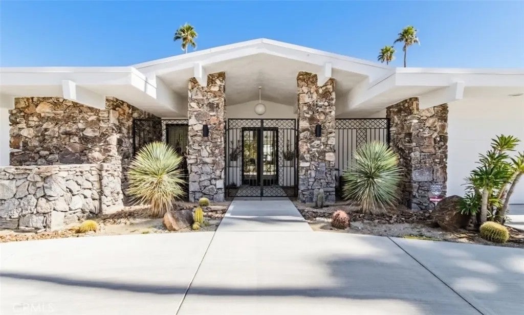 Photo of 2316 S Toledo AVE, Palm Springs, CA 92264 (MLS # CV26111312)