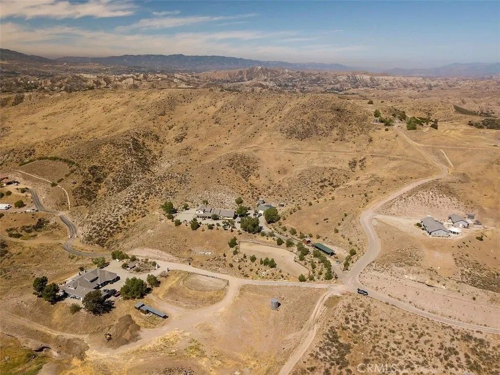 Photo of 13602 Sego Rd, Agua Dulce, CA 91390 (MLS # SR26079584)