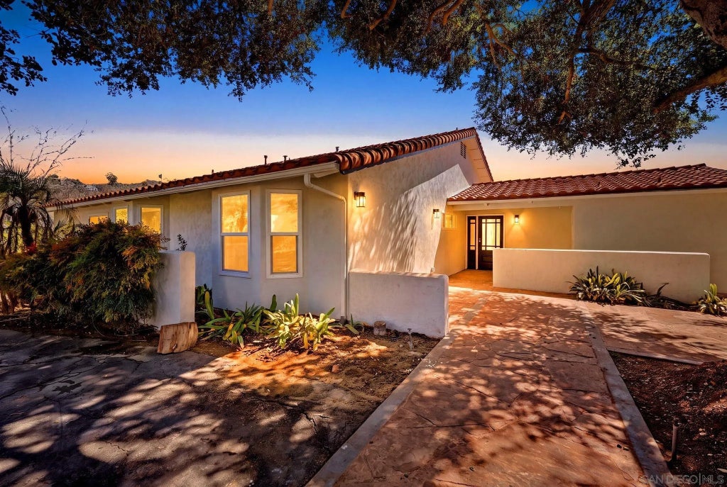 Photo of 2073 Willow Glen, Fallbrook, CA 92028 (MLS # 260022830)