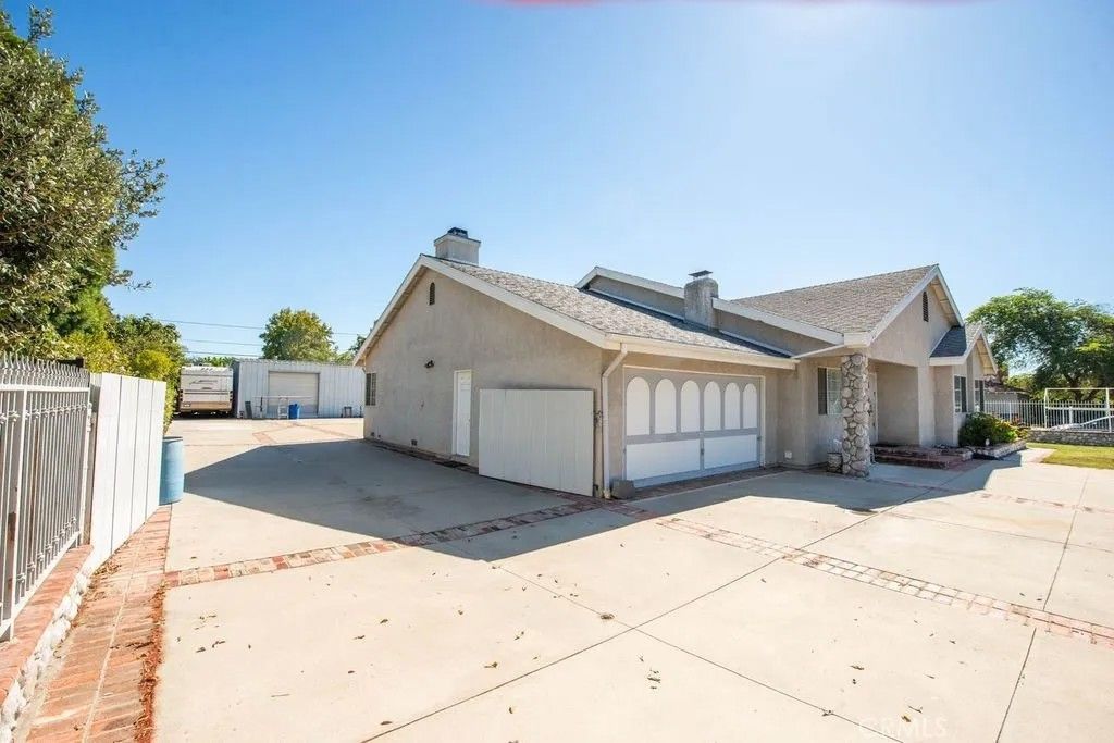 Photo of 6912 Louise Ave, Lake Balboa, CA 91406 (MLS # SR25242955)