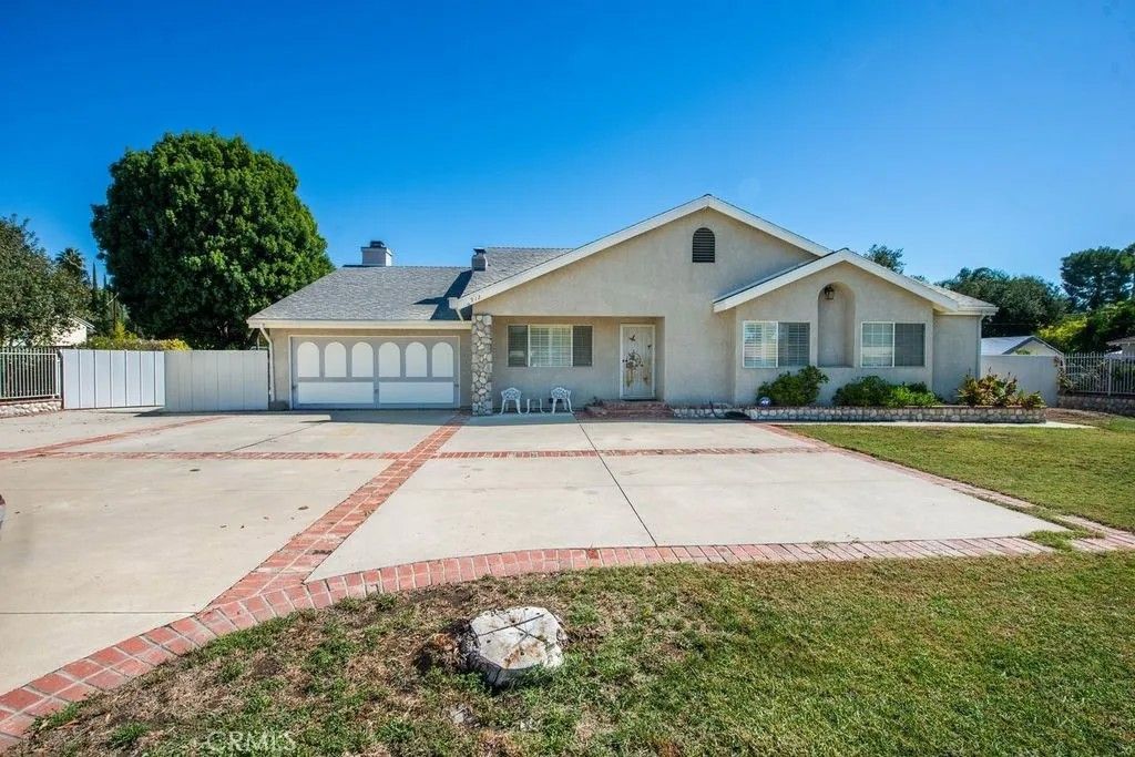 Photo of 6912 Louise Ave, Lake Balboa, CA 91406 (MLS # SR25242955)