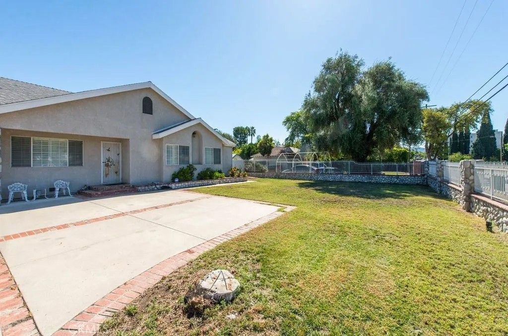 Photo of 6912 Louise Ave, Lake Balboa, CA 91406 (MLS # SR25242955)