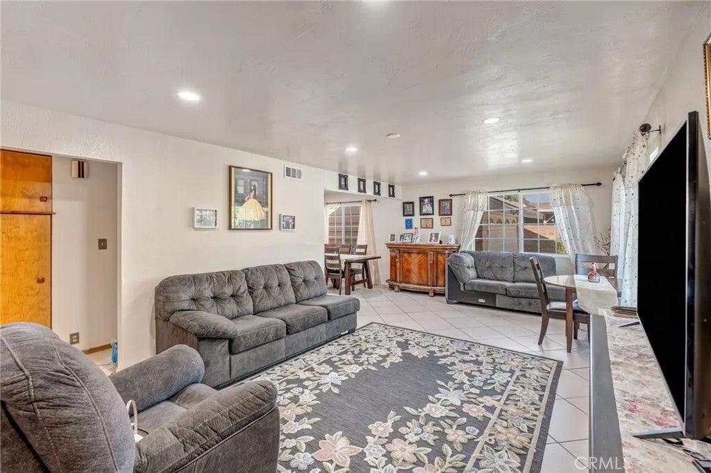 535 E Valencia Street