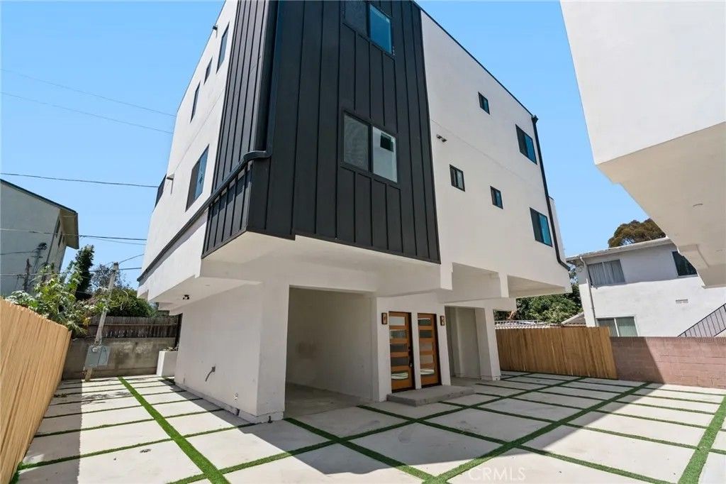 Photo of 2637 S Garth Ave #A, Los Angeles, CA 90034 (MLS # BB25267144)