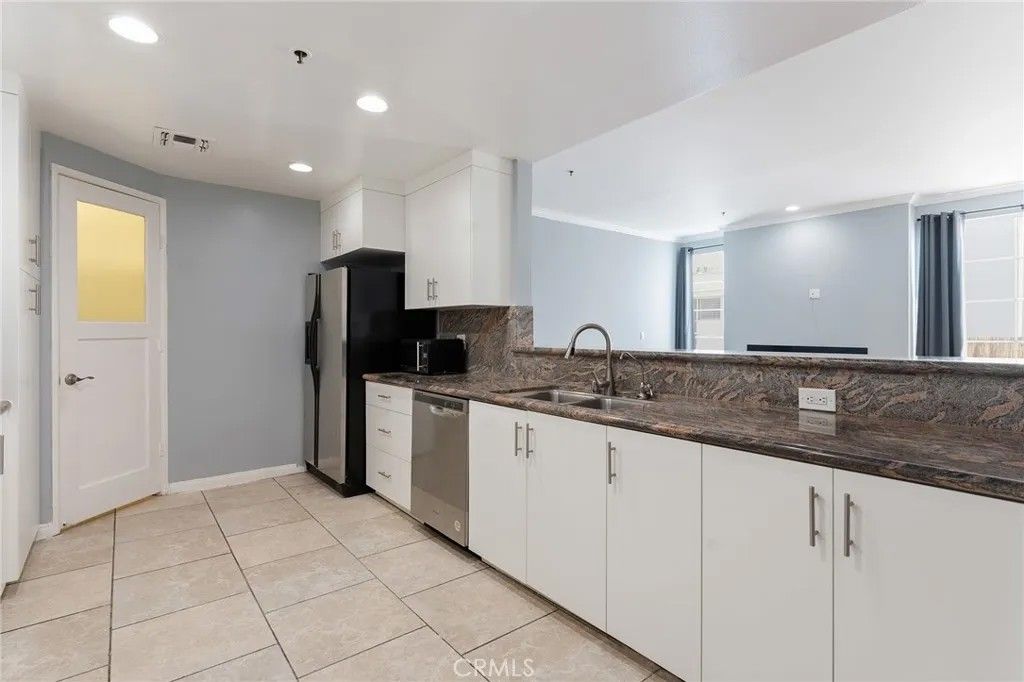 Photo of 5350 White Oak Avenue #413, Encino, CA 91316 (MLS # SR26061015)