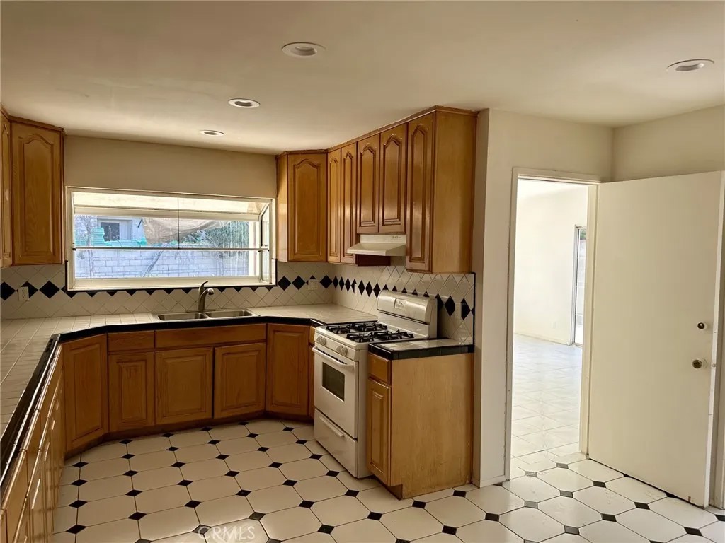 6443 Longridge