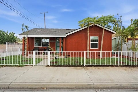 Photo of 512 S Maple ST, Santa Ana, CA 92701 (MLS # OC26180536)