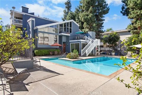 Photo of 17711 Margate #313, Encino, CA 91316 (MLS # SR26031866)