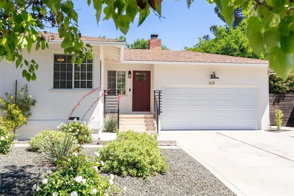Photo of 625 Moss Ave, Paso Robles, CA 93446 (MLS # NS26094255)