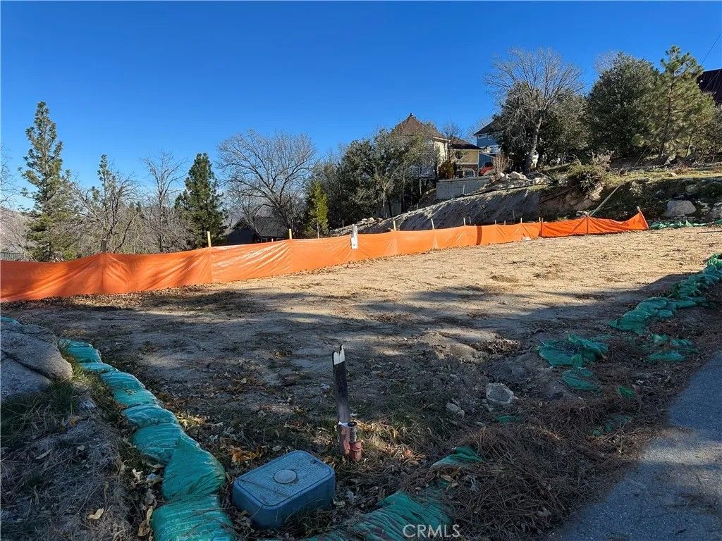 Photo of 29024 Mammoth Dr, Lake Arrowhead, CA 92352 (MLS # HD26071306)