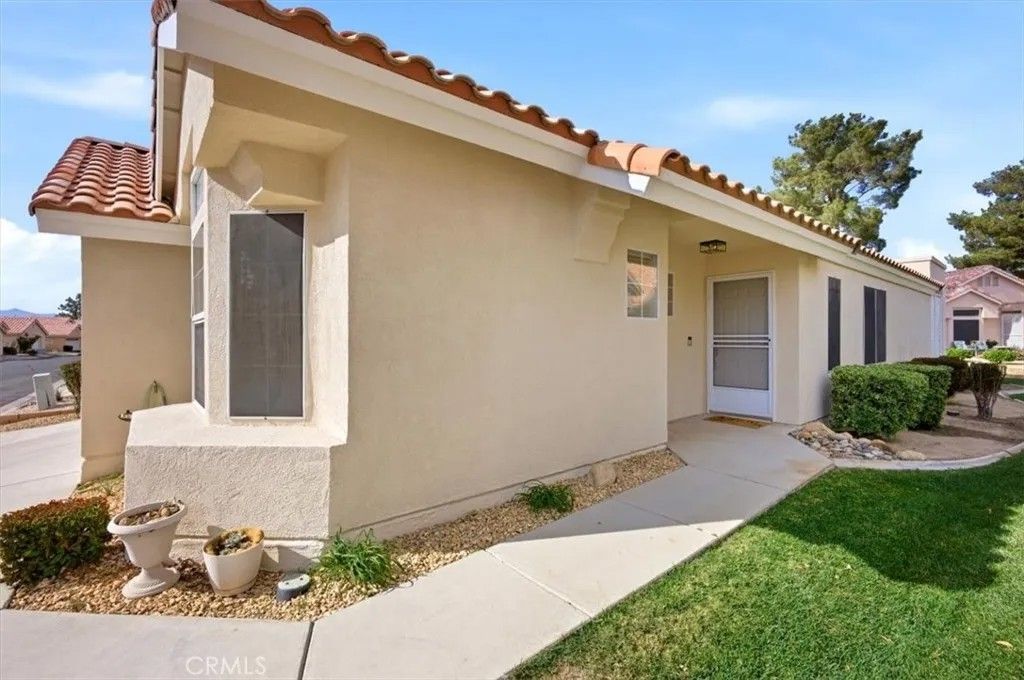 Photo of 19146 Oak St, Apple Valley, CA 92308 (MLS # CV25263374)