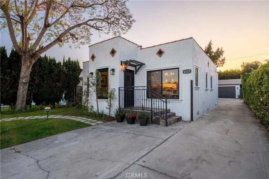 Photo of 6325 Long Street, Los Angeles, CA 90043 (MLS # SR26066537)