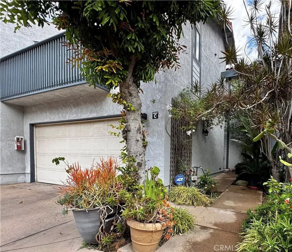 Photo of 20607 Roscoe Blvd #C, Winnetka, CA 91306 (MLS # SR26081221)