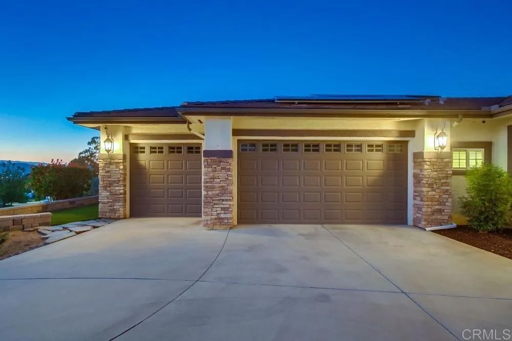 8933 Diamondback Drive