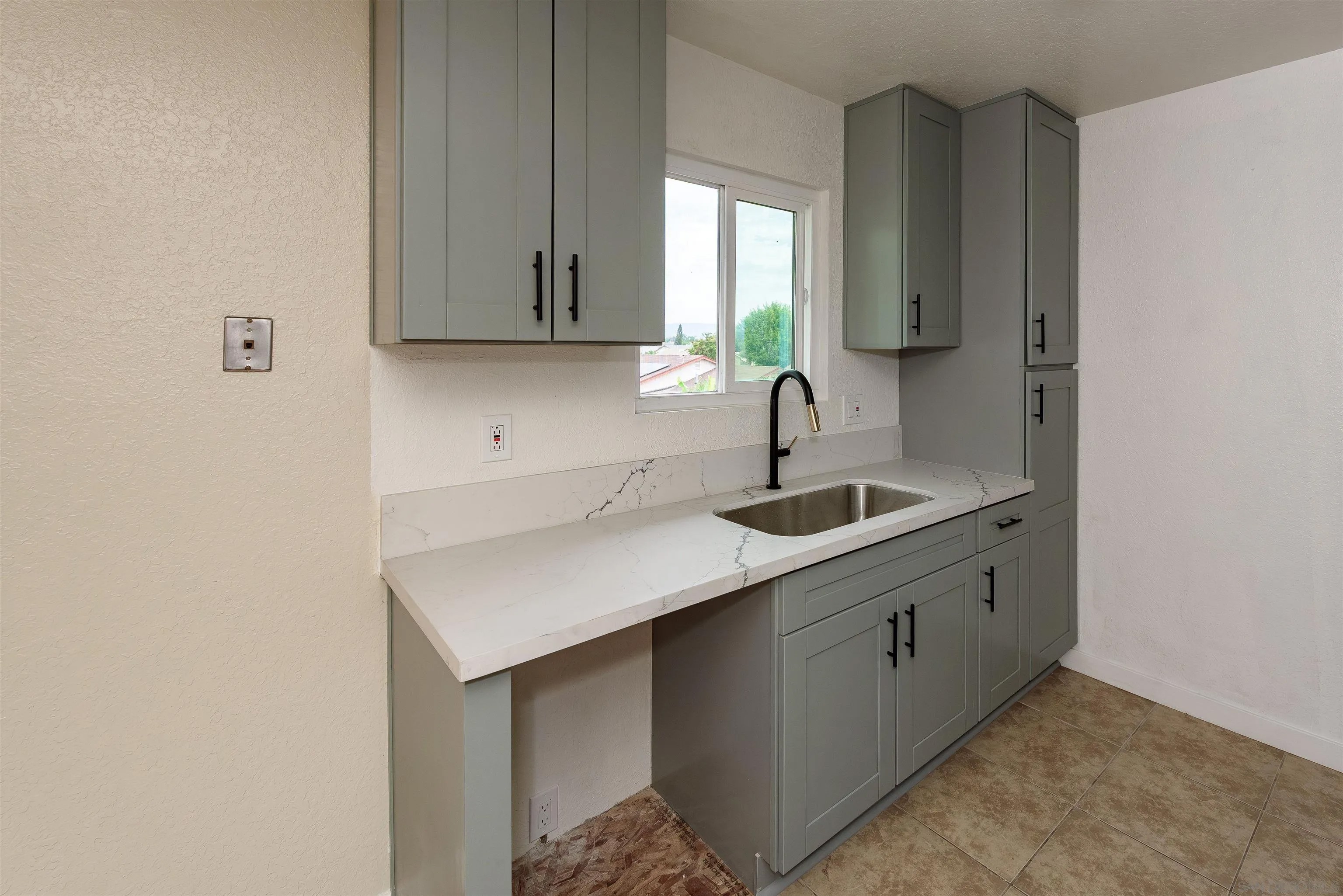 11187 KELOWNA ROAD 72