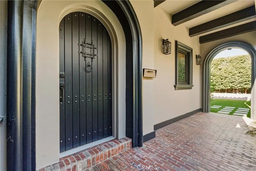 Photo of 5558 Edgewood Place, Los Angeles, CA 90019 (MLS # GD26070184)