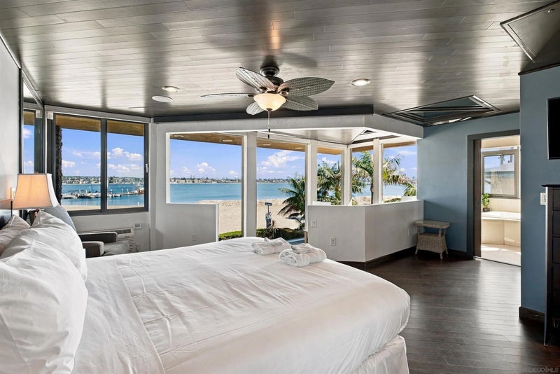 3958-60 Bayside Walk
