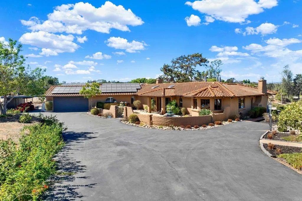 Photo of 4057 Ladera Vista, Fallbrook, CA 92028 (MLS # NDP2608611)